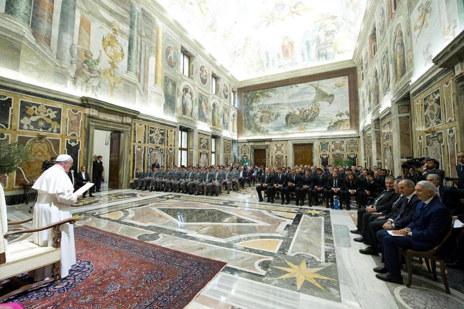 Le formazioni di Argentina (sin) e Italia ascoltano il Papa. Ansa